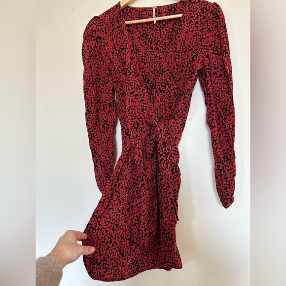 FREE PEOPLE FLORAL PUFF SLEEVE floral red black wrap mini dress sz 4 - Picture 4 of 7